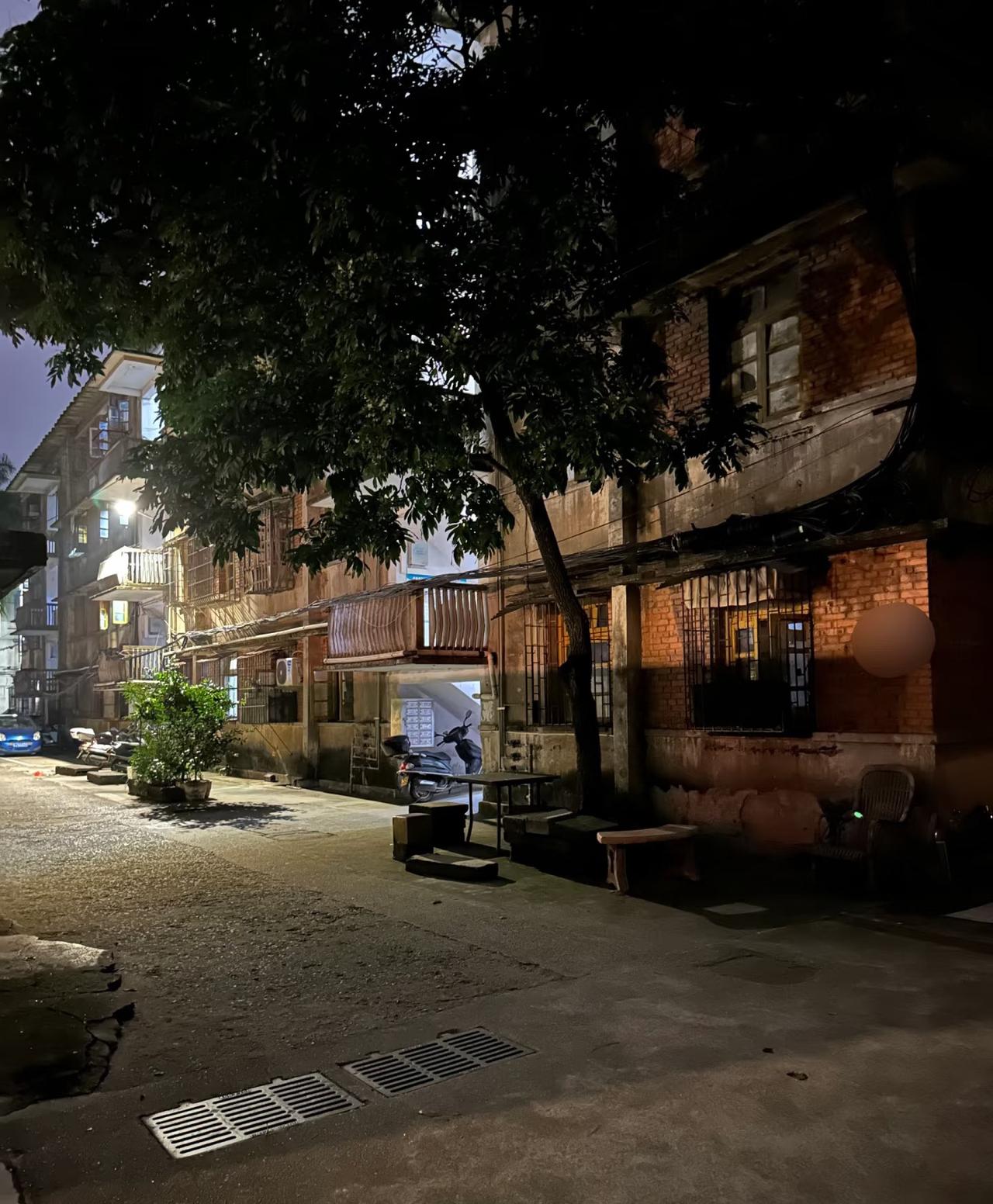 又遇到了同款妈妈歇斯底里争吵中……

昨晚散步时，听到一位妈妈和家人因为教育孩子