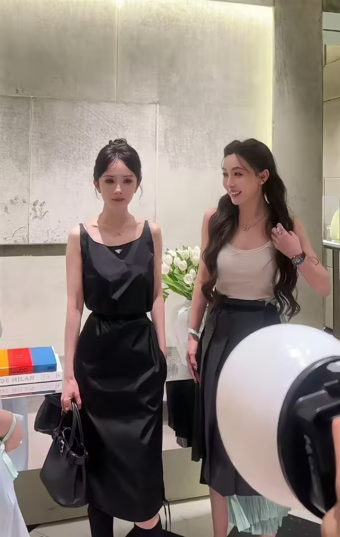 跟杨幂同框有多现实？再瘦的人往她身边一站，瞬间都显壮了 