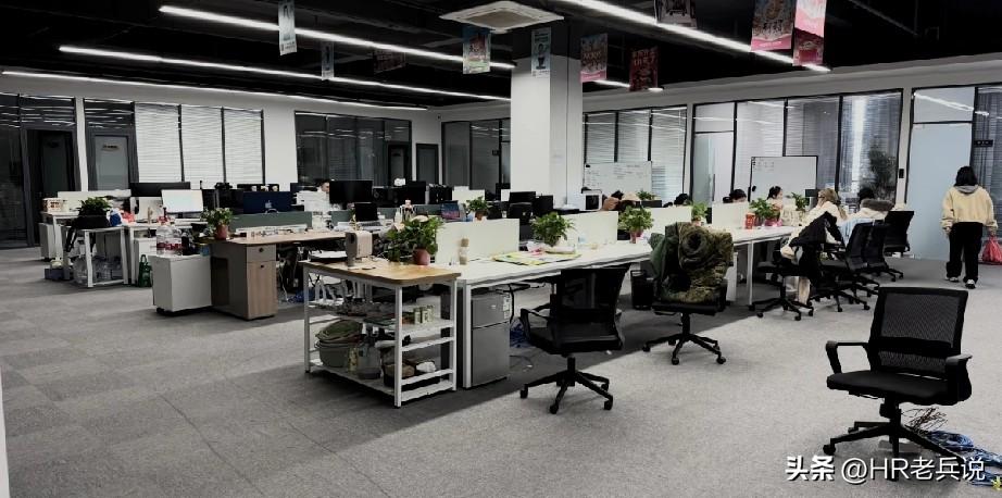 大家发现没有，人到中年失业后，随着失业时间的不断加长，那种羞耻感会越来越淡，心态