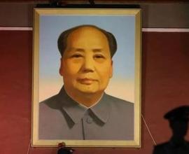 天安门城楼上的毛主席画像，相信每个中国人都熟得不能再熟了，可就是这张画像里，却藏