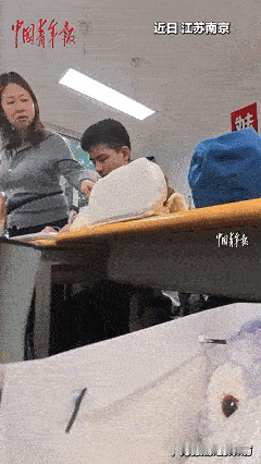 笑不活了！近日江苏南京，英语老师老师正在讲课，发现有个同学一直趴在桌子上，关切地