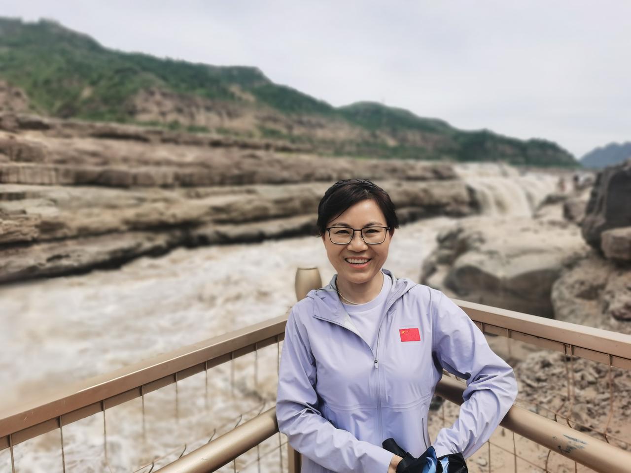 有破位的风险
1、指数继续跌，且小幅放量，有破位的风险。普跌的节奏，绿盘3876