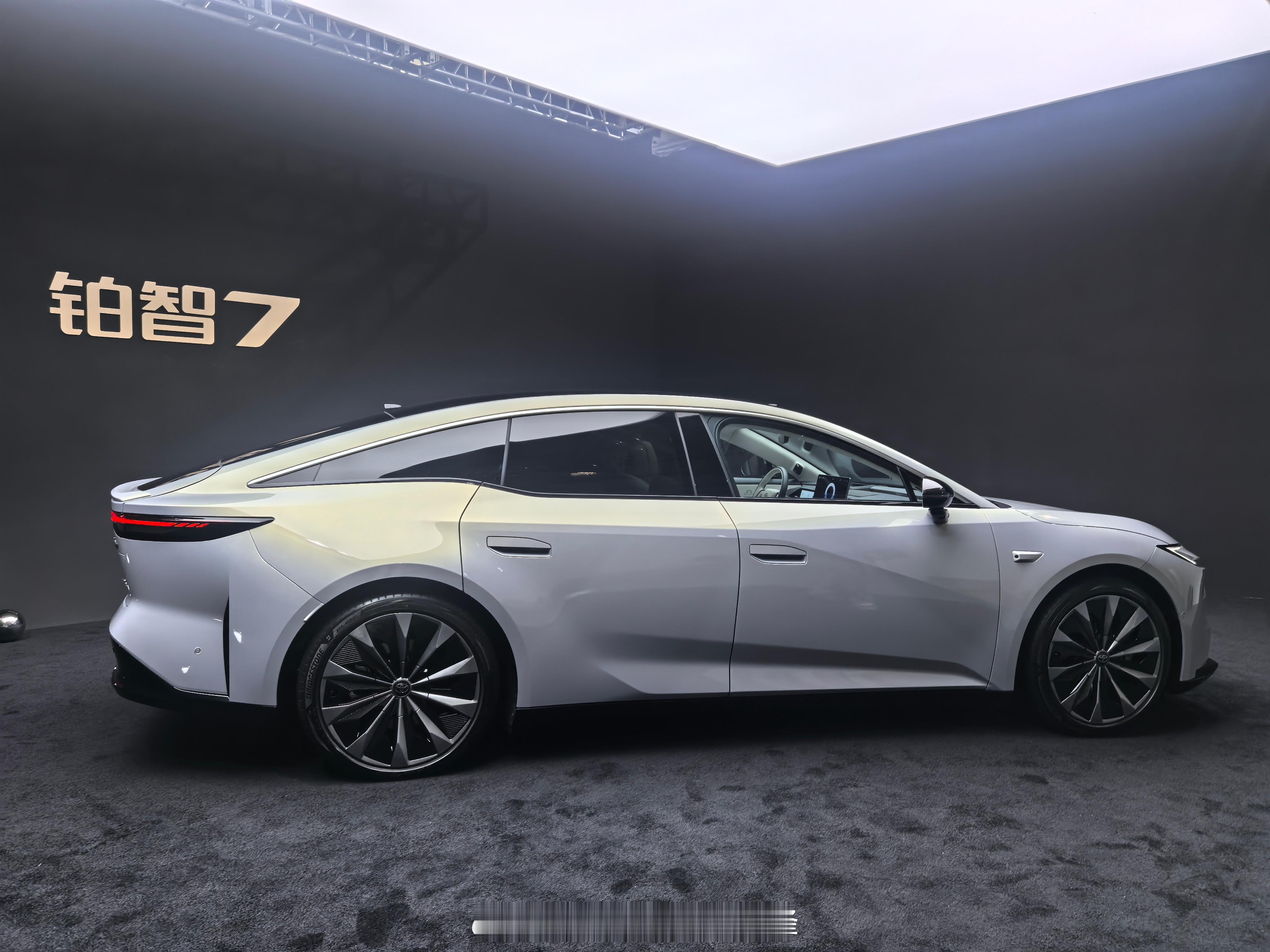 今天拍的，这角度真是好看，是一台好看的D轿车，甚至好看得来不像是一台丰田，你看腰