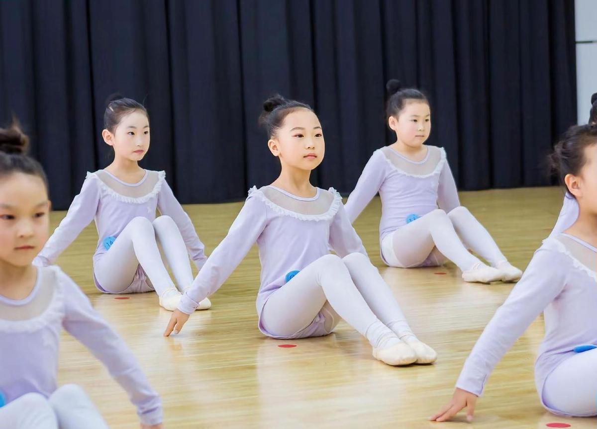 肌肉酸痛会消，但你扛过的劲儿不会骗人。
爸妈不催你跑多快，只等你喘匀了气，再接着