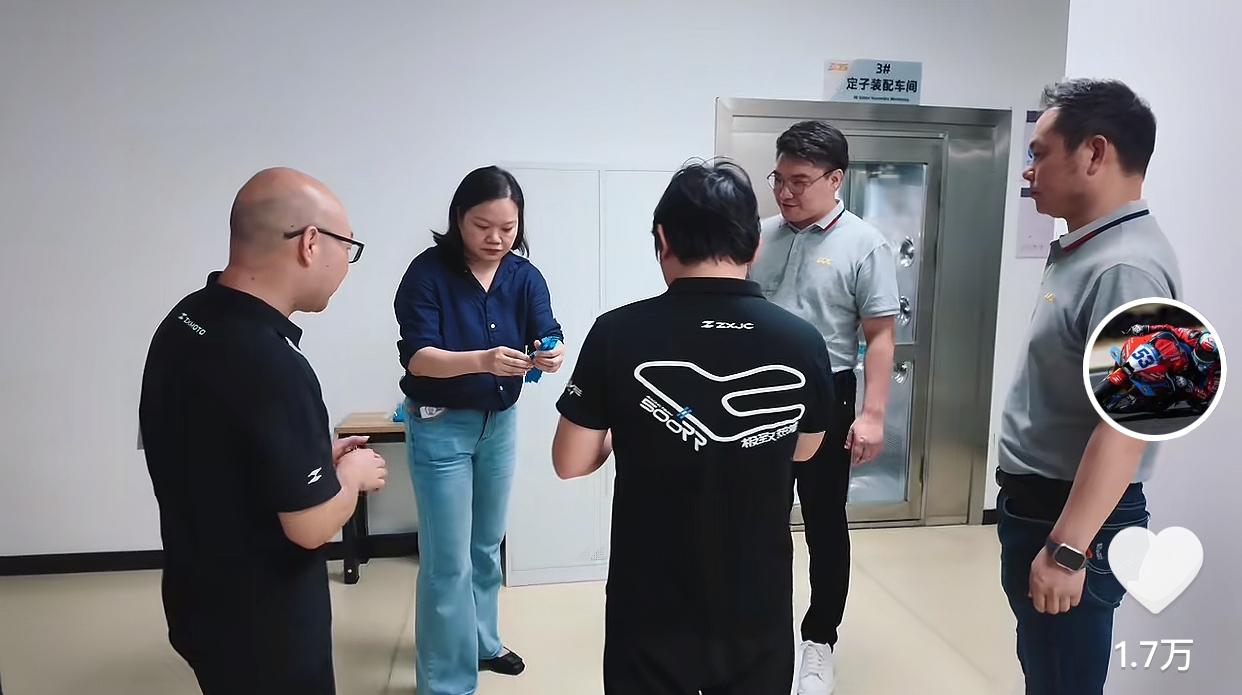 和徳比斯见面之后，张雪坐飞机去了江苏，为新产品开发寻找供应商。

据张雪所说，他