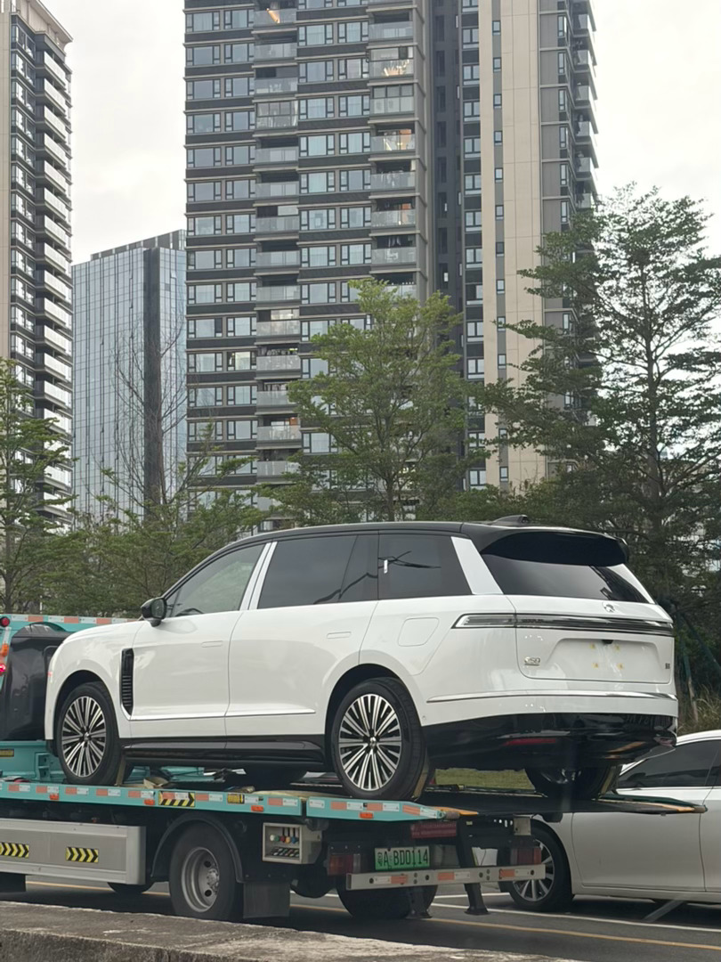 家楼下偶遇新鲜的ES9实车真的很大 