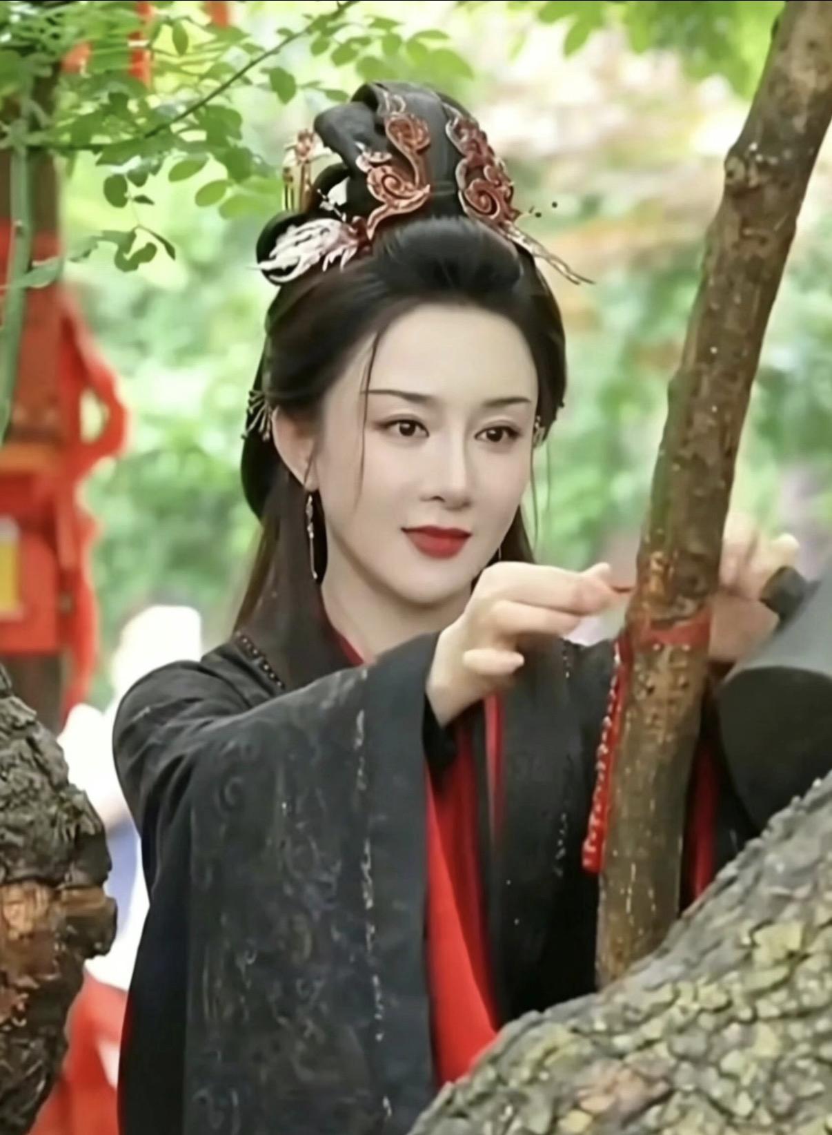 刘亦菲、李依晓两版虞姬颜值大比拼！
刘亦菲在电影《鸿门宴传奇》中饰演的虞姬清冷贵