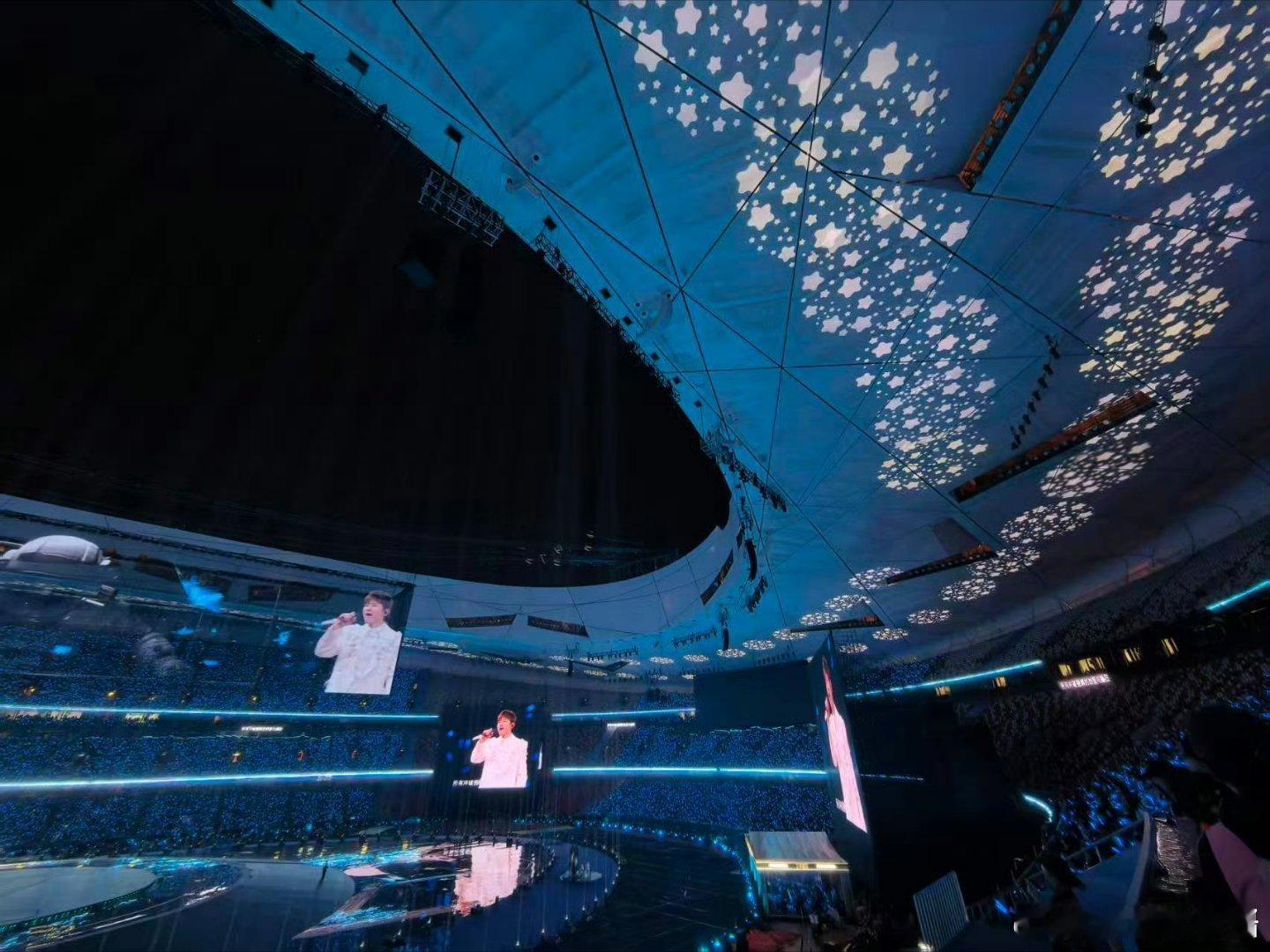 张杰给鸟巢造了星空顶张杰的粉丝叫星星✨张杰在演唱会给粉丝造了星空顶这也太浪漫了。