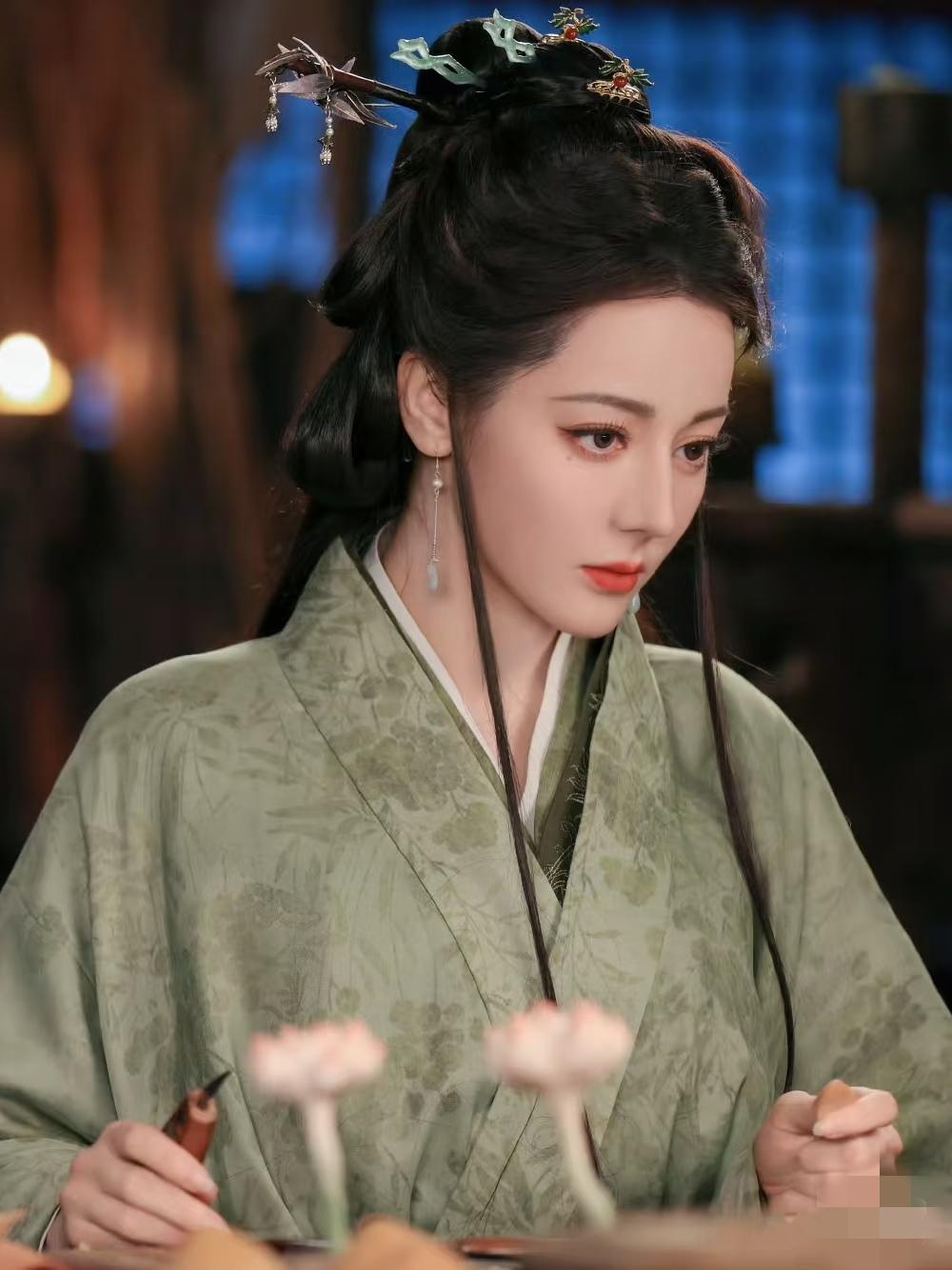 迪丽热巴，目的不单纯！

在蕞新的《白日提灯》预告中，贺思慕段胥遇到了很多事情。