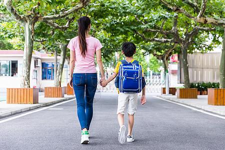 新疆这高一孩子敢跟妈开口说 “想请假回家休息”，妈没骂也没追问缘由，拎包就去学校