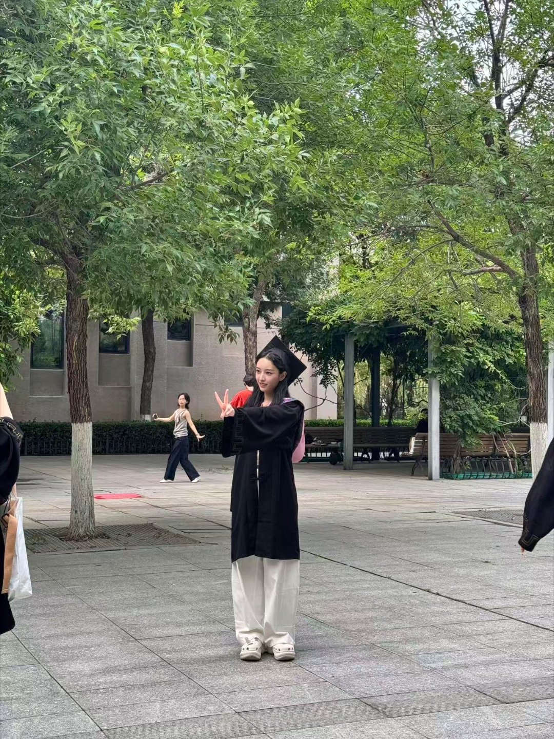 杨舒伊中戏没毕业前就演莫离女二杨舒伊中戏毕业前第一部戏是莫离如今顺利毕业回看过往