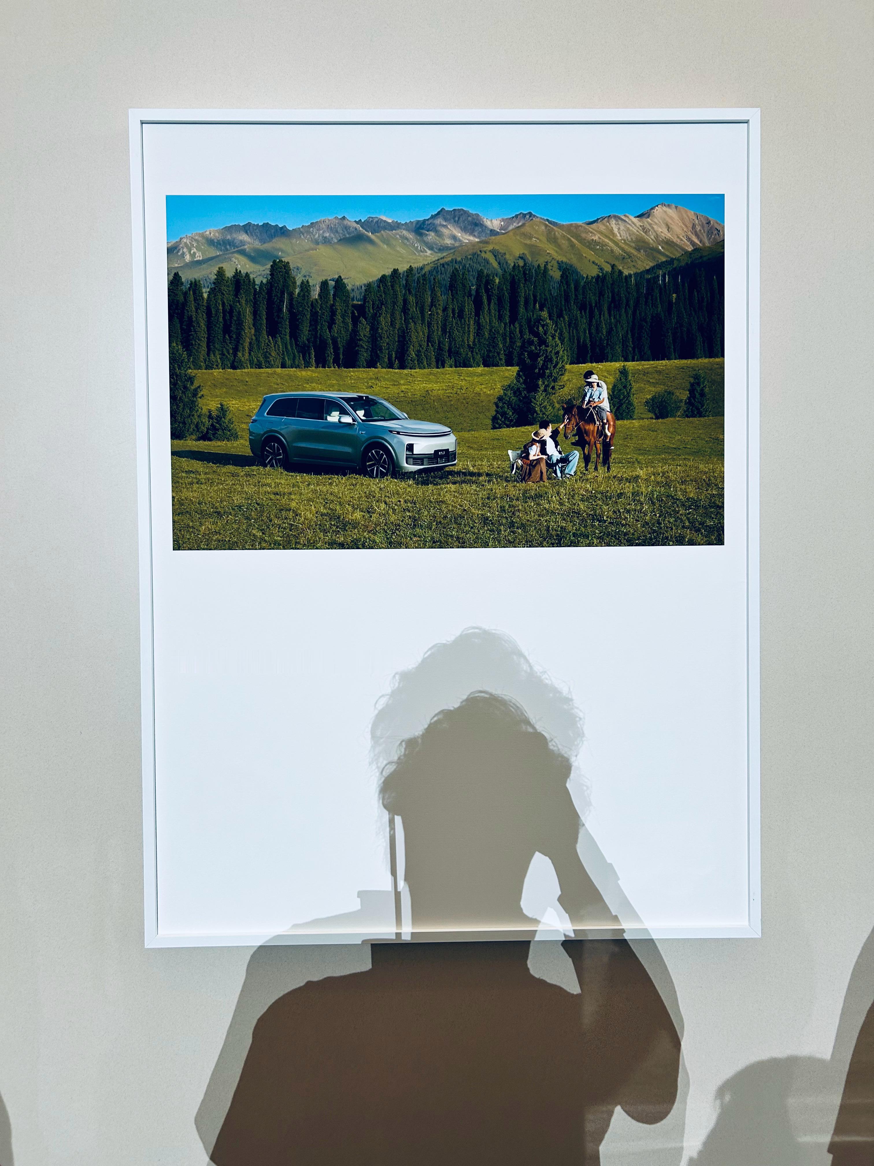 理想现场布置了个“画展”，用户画像跃然于纸上的感觉，冰淇淋没拿，但是喝上了星巴克