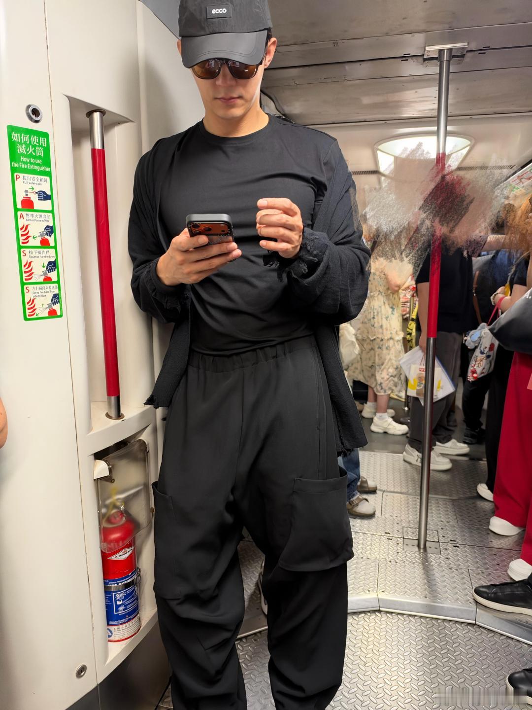 香港偶遇黄景瑜坐地铁原来大明星出门也是会老老实实坐地铁的，这也太没有架子了吧。黄