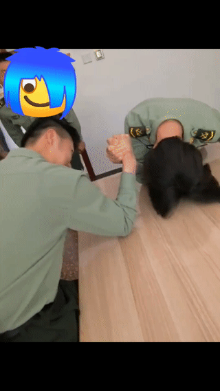 女兵和男兵掰手腕，结果可想而知！
虽然纯大部分女性都没有男性力气大。
但是这也并