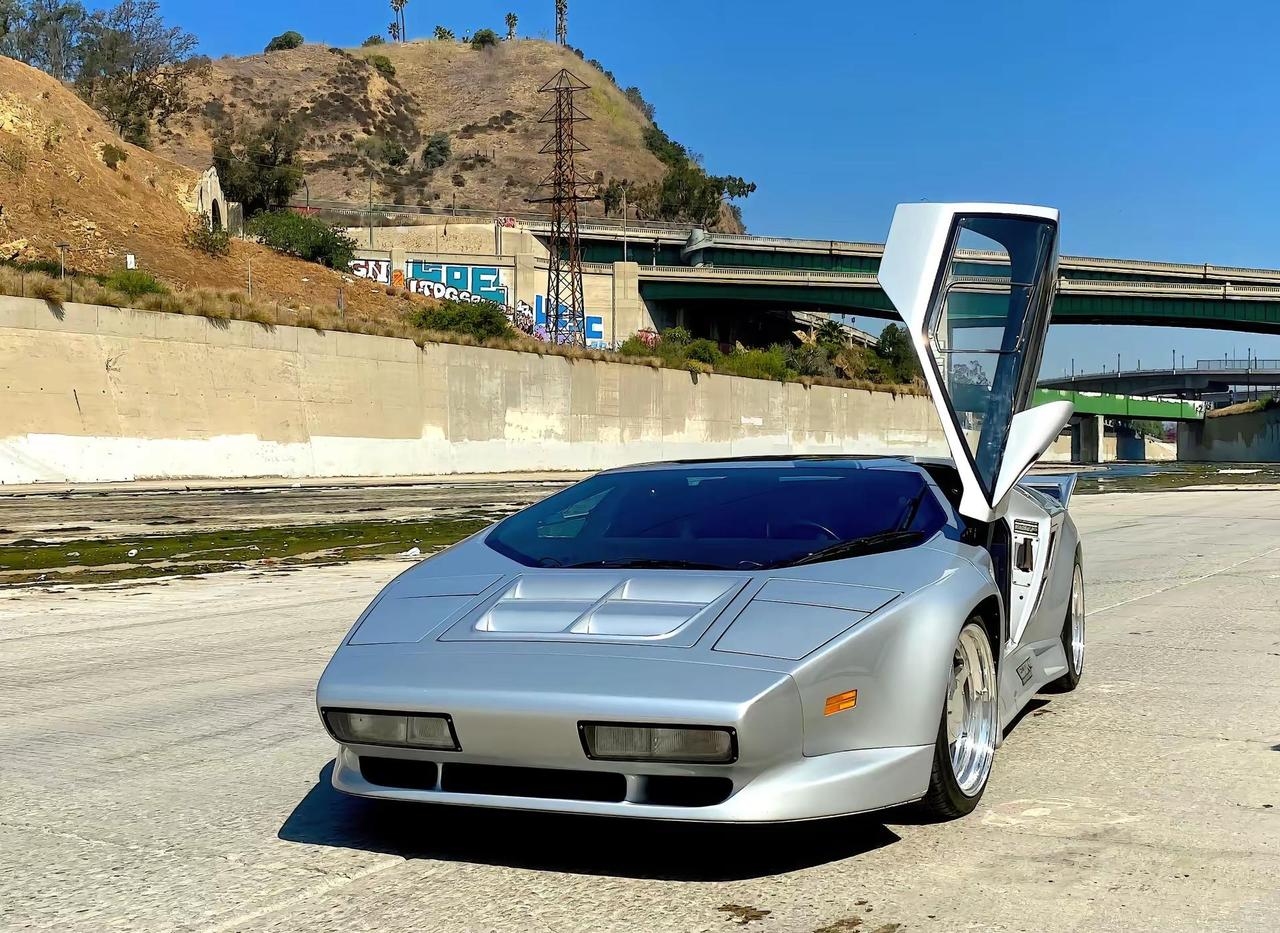 Vector W8。——80‑90年代美国本土超跑。搭载6.0L双涡轮增压V8，