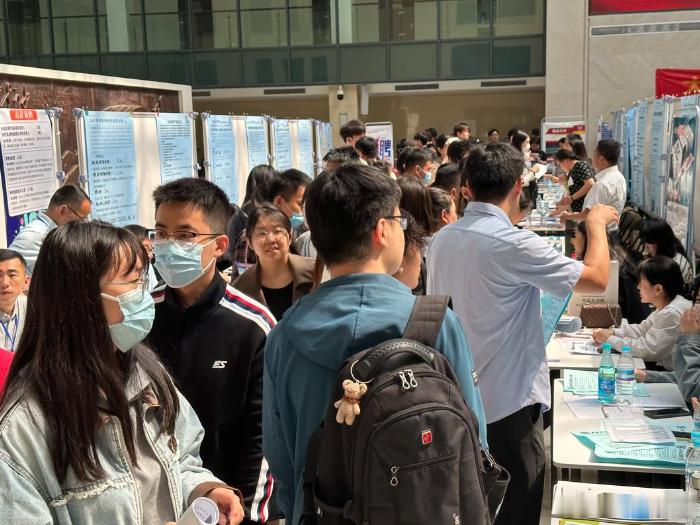 应届生说大疆是梦中情厂 很多科技大厂只看重产出疯狂压榨员工，这家科技大厂懂得平衡