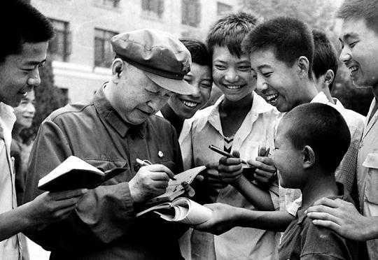 “两弹元勋”钱学森曾给世人留下一句警告：“想要瓦解一个民族，只要抽到男人的脊梁和