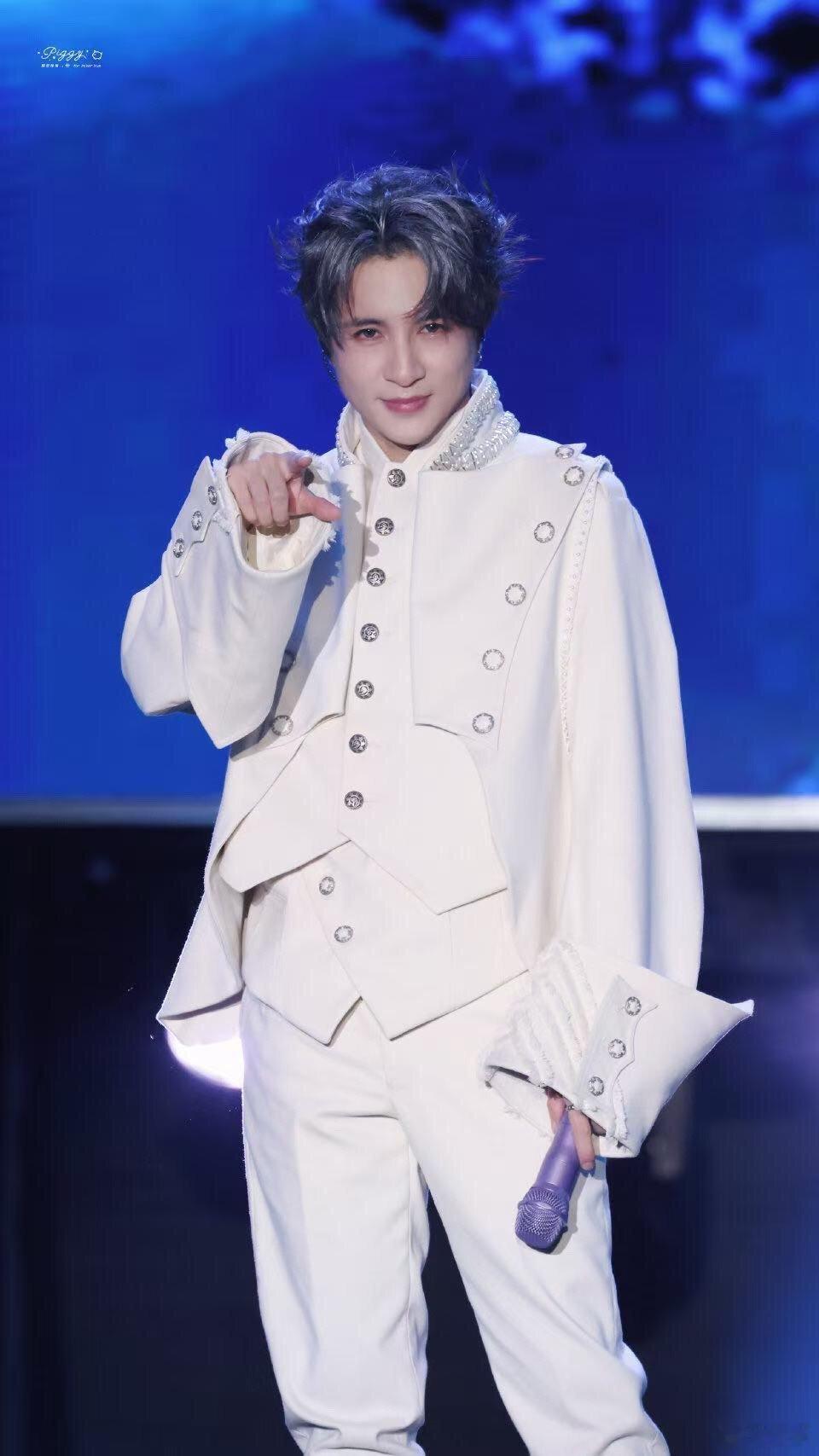 薛之谦欧阳娜娜装货舞台 