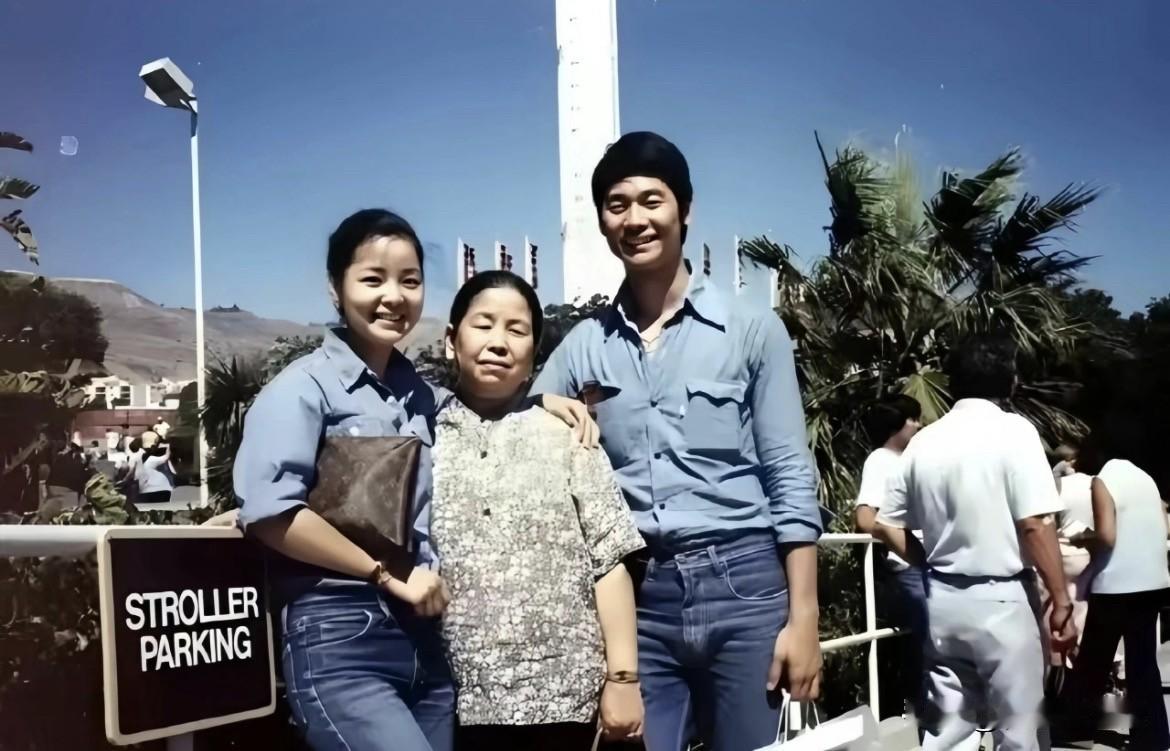 1978年的美国洛杉矶，25岁的邓丽君与母亲赵素桂（52岁）、三哥邓长富（27岁