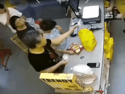 大妈顺手拿小孩钱：别让“年纪”成失德的遮羞布！
 
       谁懂看到这幕的