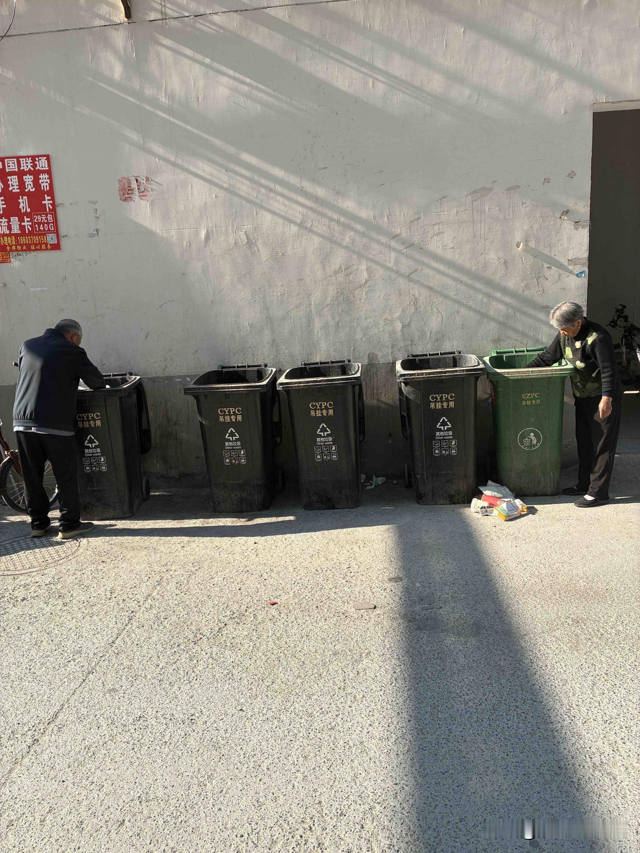 五一假期出游，见两位老人俯在垃圾桶旁捡垃圾，顿时泪目了。
老人们本是尽享晚年的时