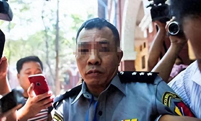 重庆杀人犯邓宇，潜逃缅甸后竟成了看守所所长，还娶了警花开上了豪车。谁能想到，这位