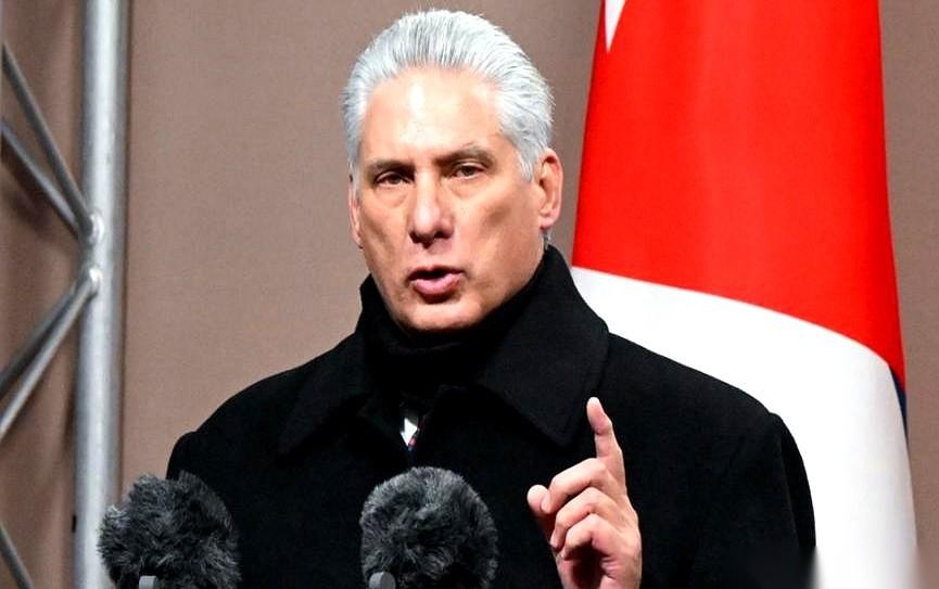 美国想动委内瑞拉的马杜罗，一脚刚伸出去，没想到，自家后院两个邻居先炸了。
古巴第