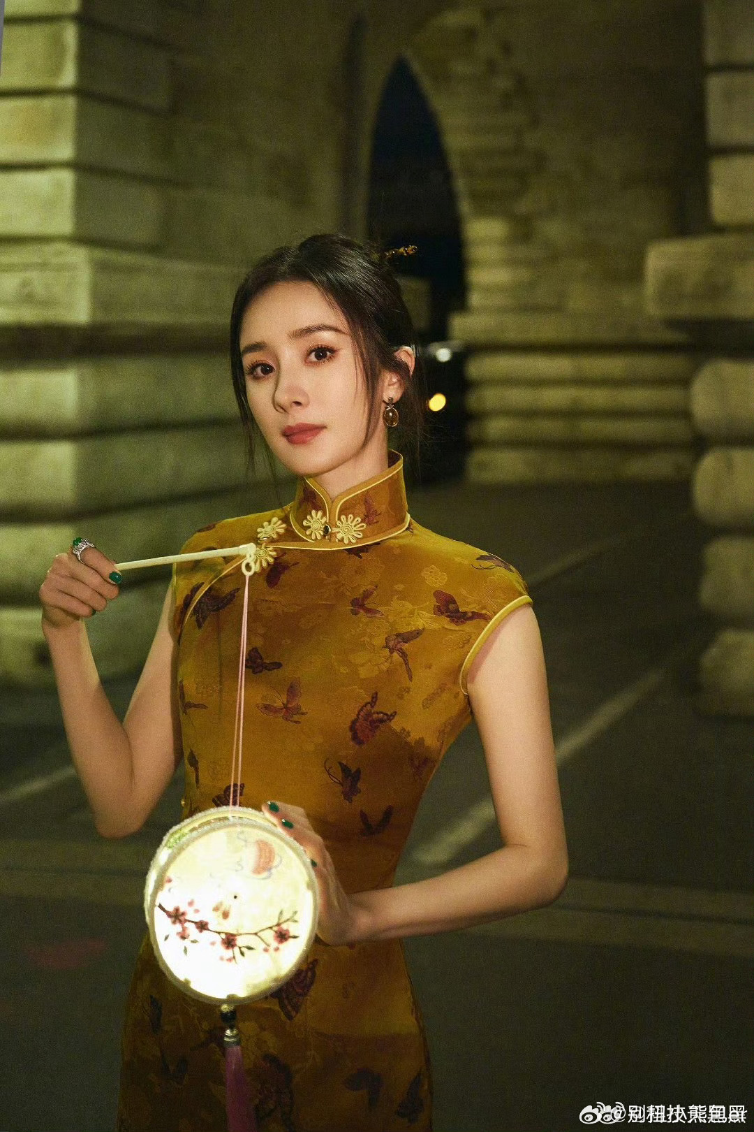 杨幂私下性格好鲜活杨幂敢于坦然做自己无惧外界议论，只遵从内心取悦自己，这份洒脱太