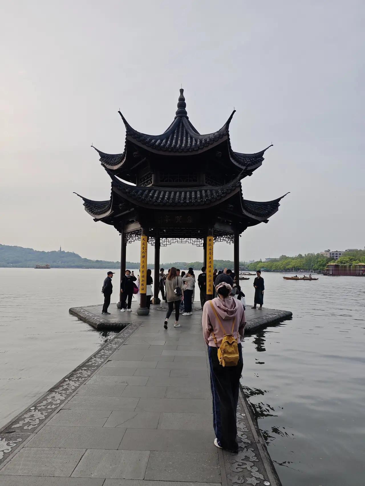 我认为创业，如果不是为了生活谁愿意过朝九晚五的生活呢？加班加点的干，到头来也拿不