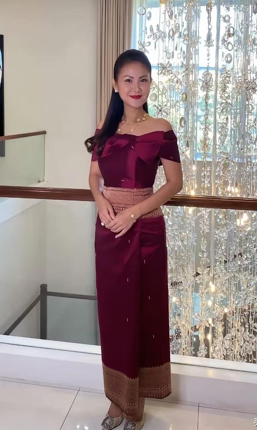 洪森亲王的两个女儿，洪玛娜和洪玛丽，真的长得漂亮，玉貌娇娆花解语，芳容窈窕玉生香