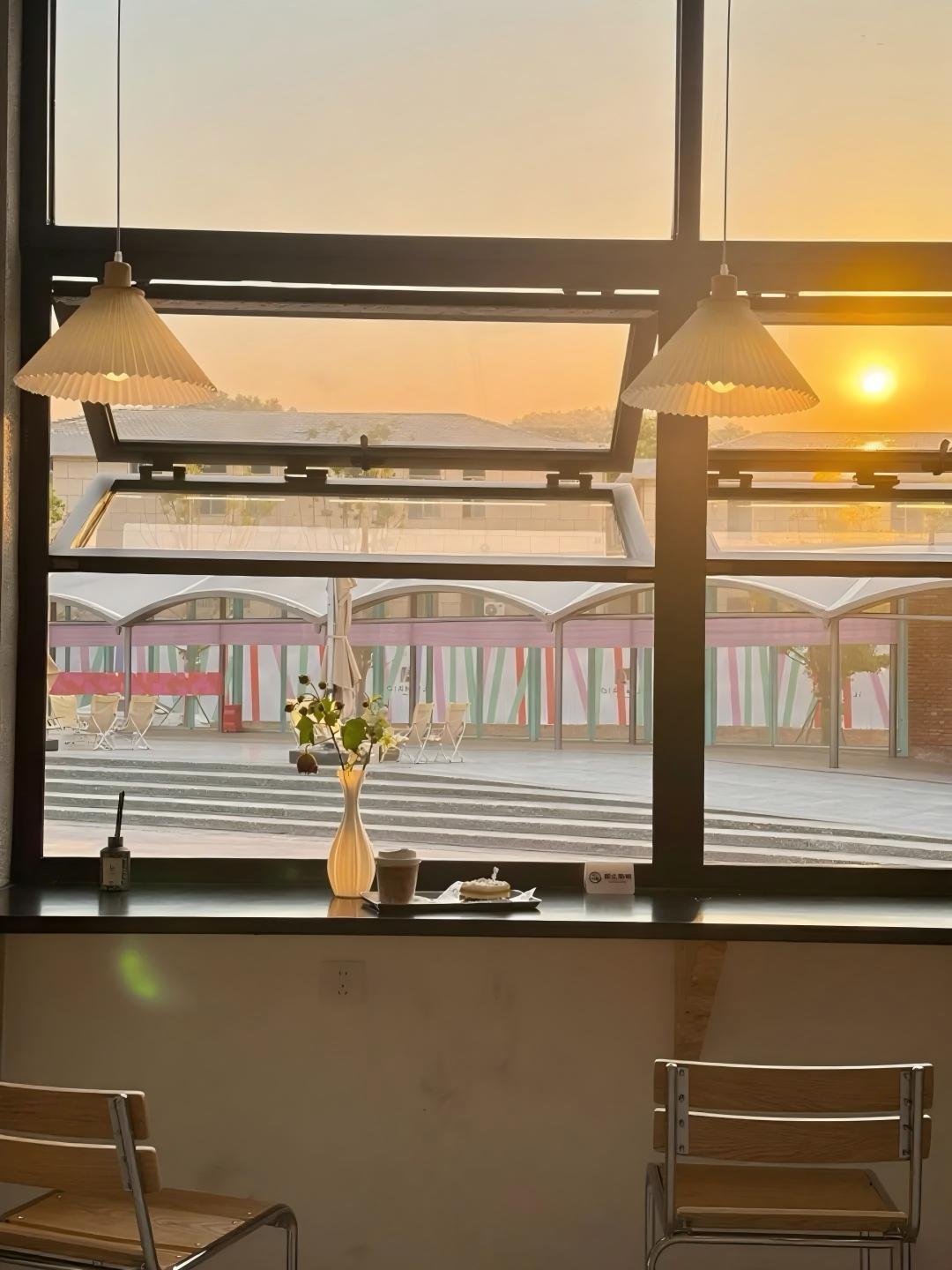 周末放纵餐，超满足 点了份汉堡炸鸡外卖，刚拿到手就闻到浓郁的香味。汉堡的面包胚还