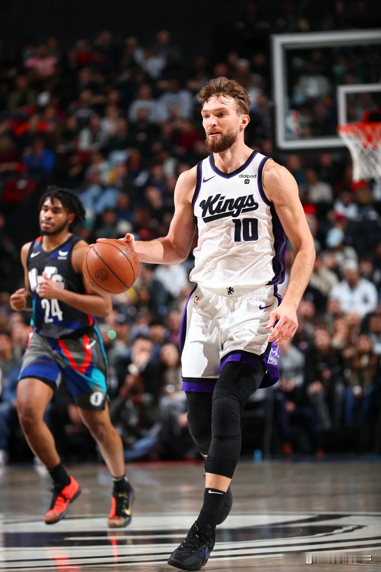 多曼塔斯·萨博尼斯拿下本赛季第 74 次两双，追平了摩西·马龙自 1980-81