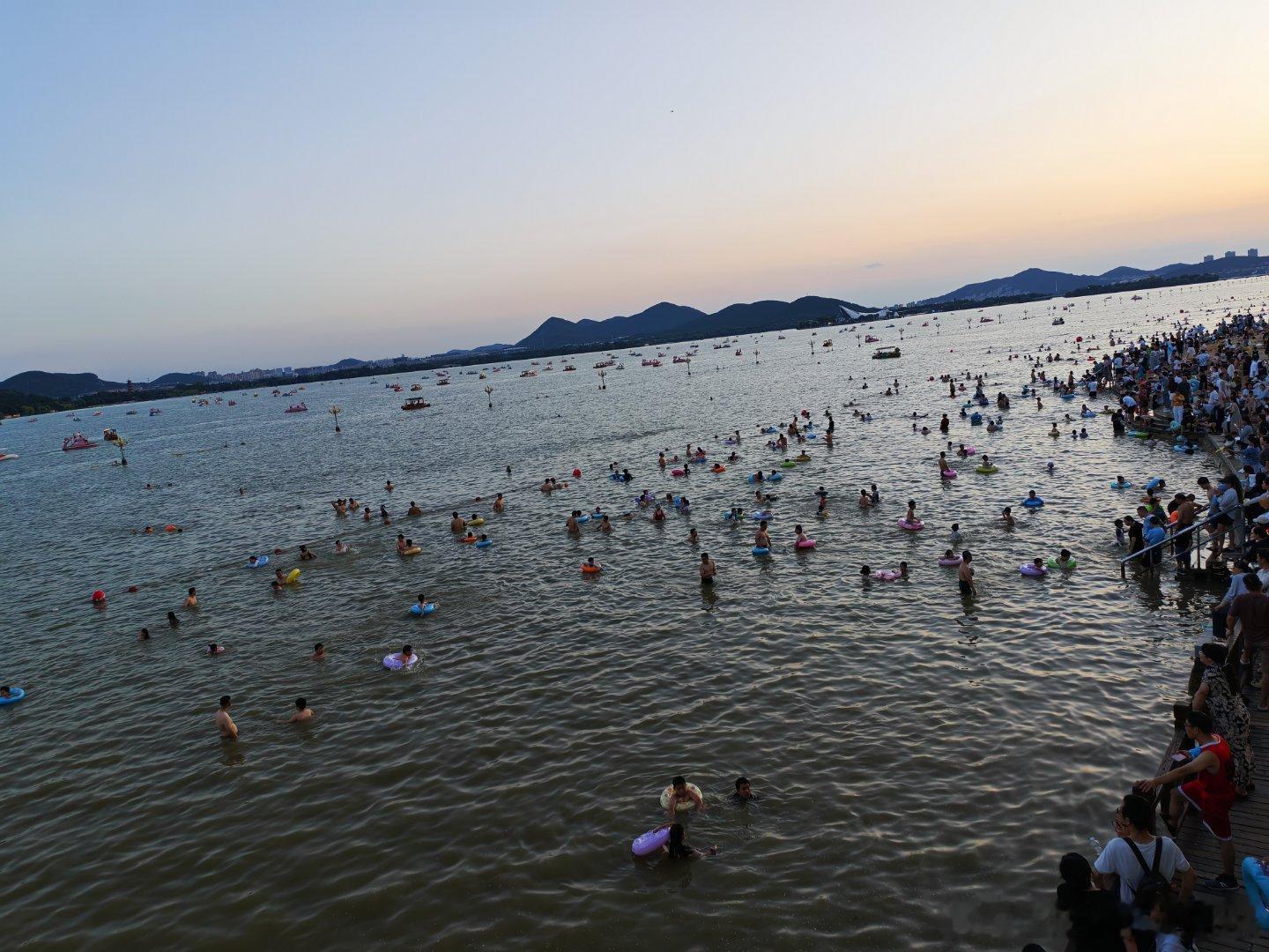 太热了！水上项目受欢迎！云龙湖万人游泳场，人声鼎沸、热闹极了！ 