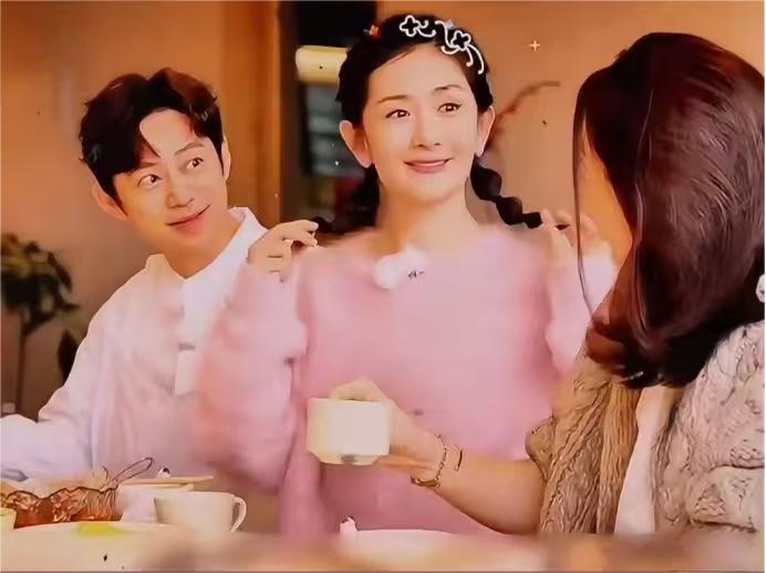 谢娜：“我以前一直觉得我像巩俐。”

王冕：“巩俐老师我还是认识的。”

袁咏仪