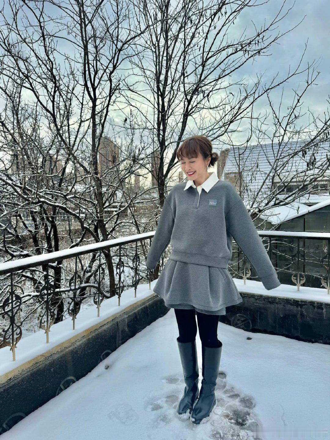 吴昕晒沈阳初雪照 终于等到昕昕晒初雪啦，雪美人美衣服也好看，真的是美丽冻人啊哈哈