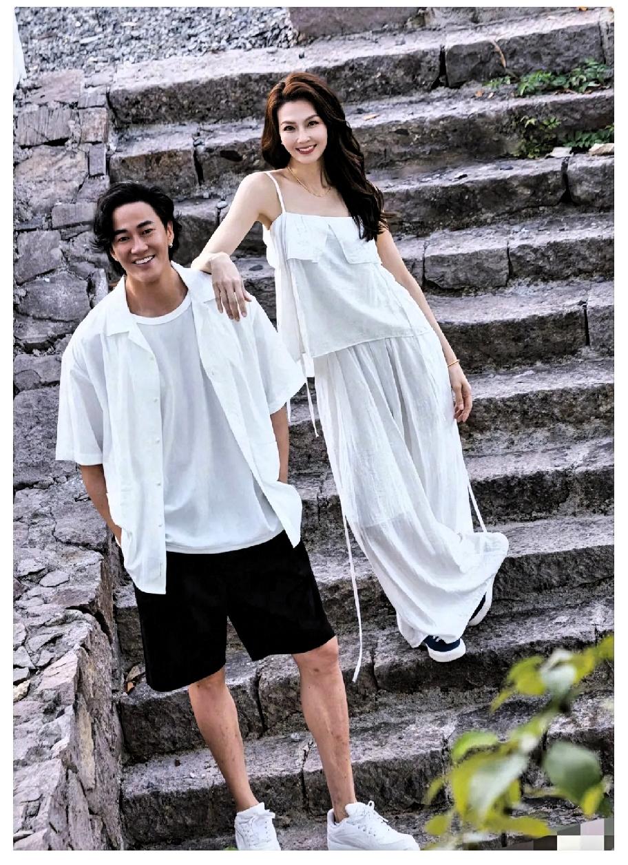 我妈眼光真的是毒辣
第一眼看见何润东老婆，
她第一句话就是：找媳妇，千万要找这种