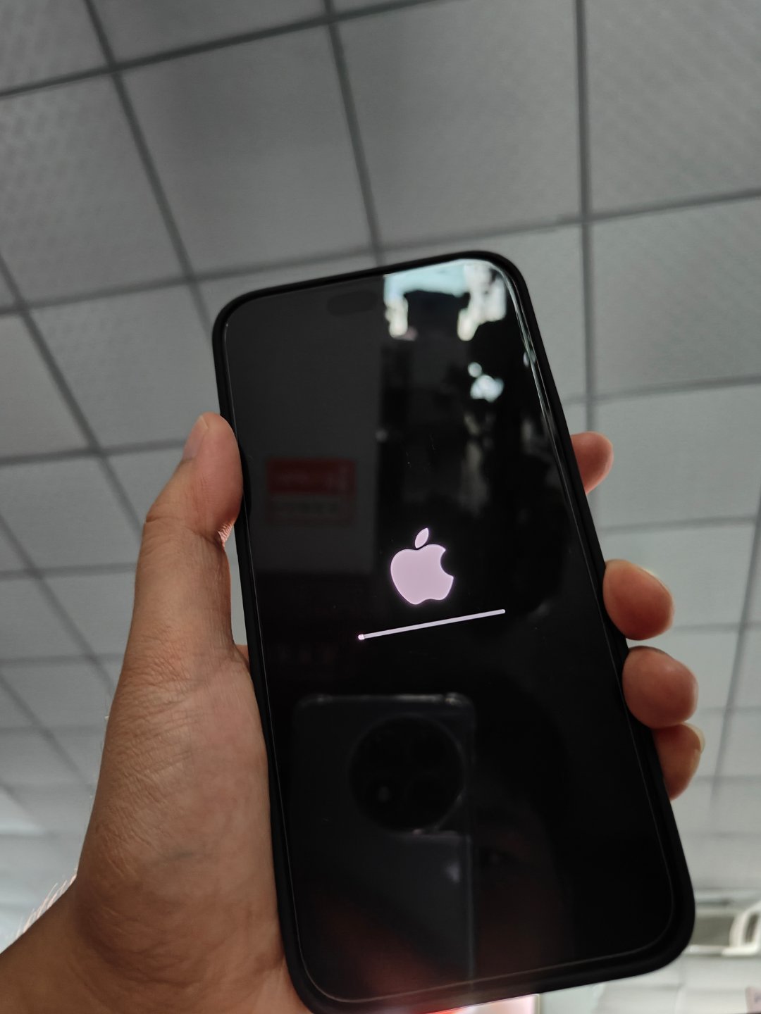 正在更新iOS17.0.3版本，看看能否解决iPhone15ProMax 玩游戏