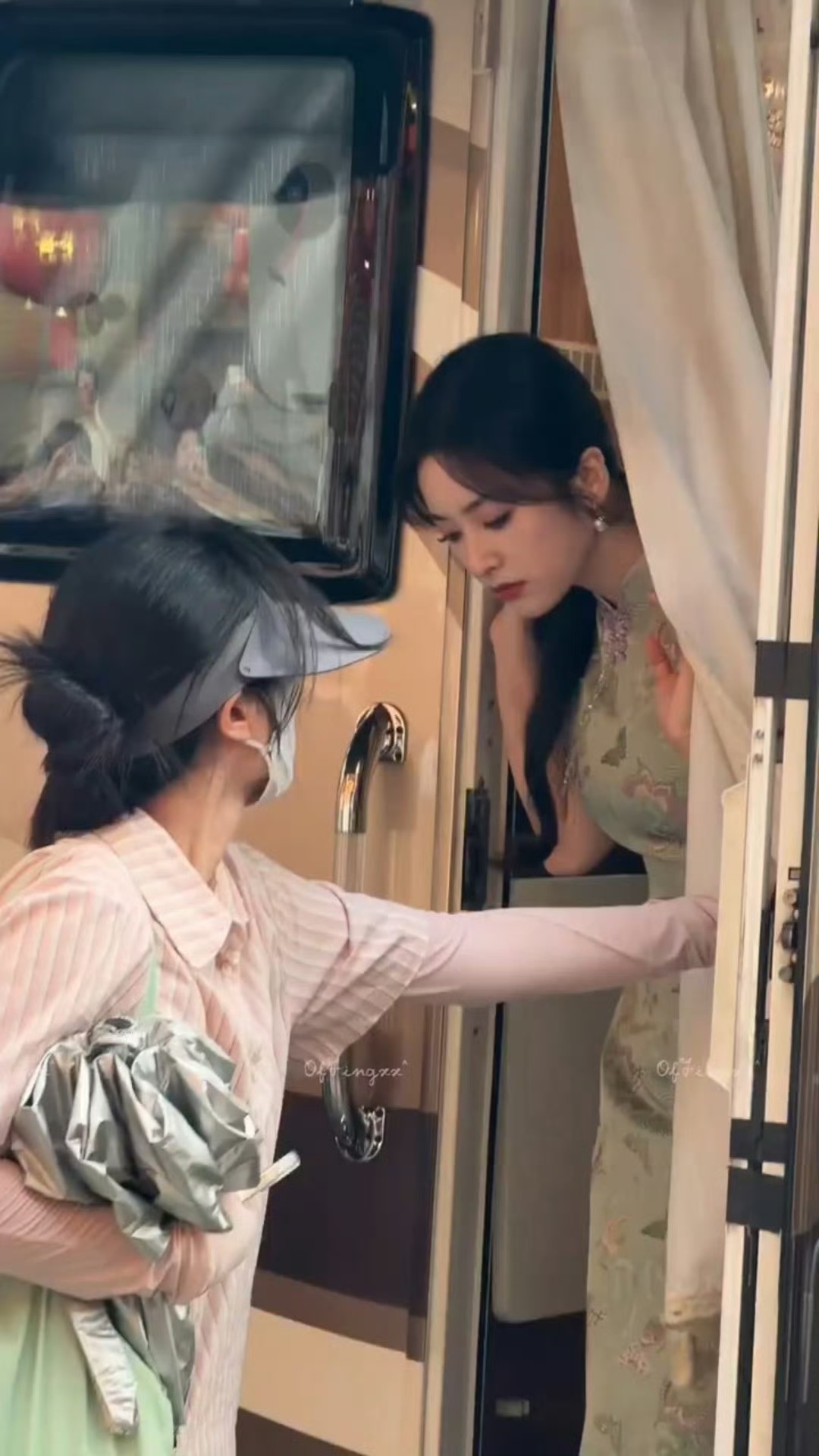 沈月绿旗袍侧盘发造型沈月但愿人长久我们满分女就是这样给我们小沈月多多机会吧