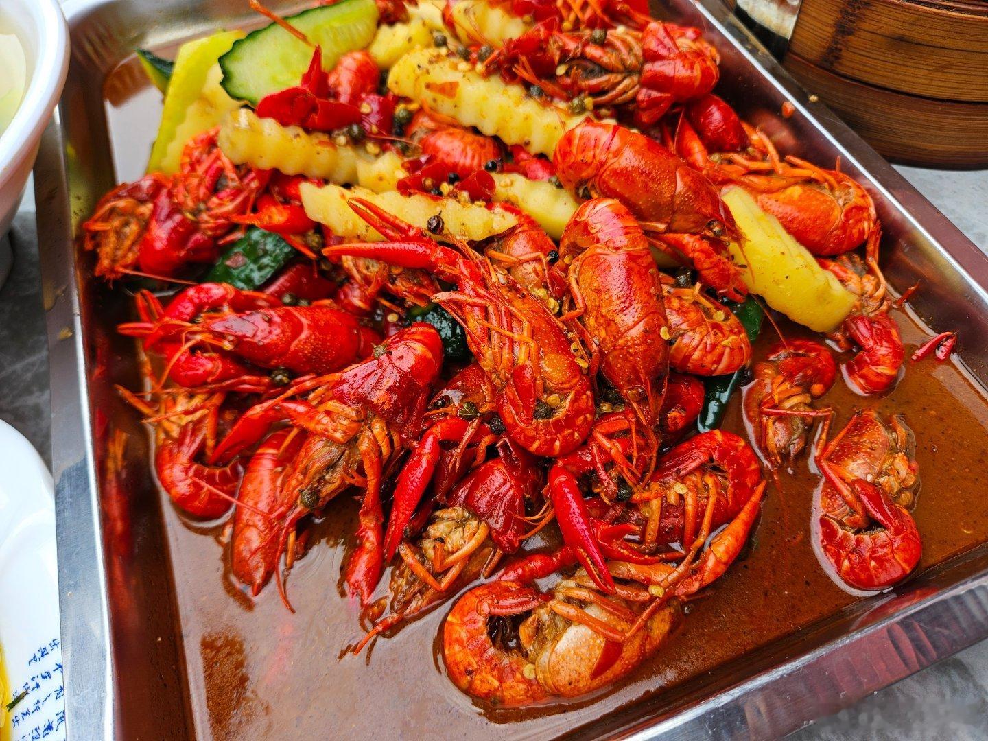 今天来尝麻辣味小龙虾🦐朋友请到战友和小老乡夫妻俩开的城中大碗杀猪菜吃饭，顺便在