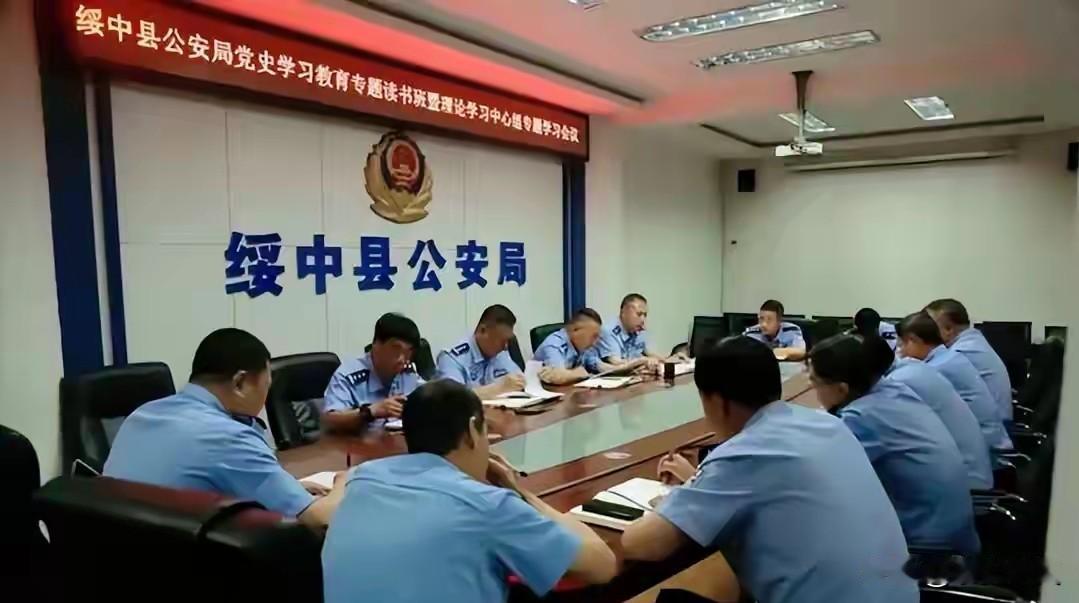 绥中命案凶手被警方抓获，阵容曝光身上穿的衣服成疑点？
 
辽宁绥中的秋夜总带着刺