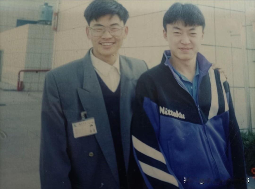 这是马琳多年前在广东的一张老照片。

当年的马琳风华正茂还略带一丝羞涩，看着单纯