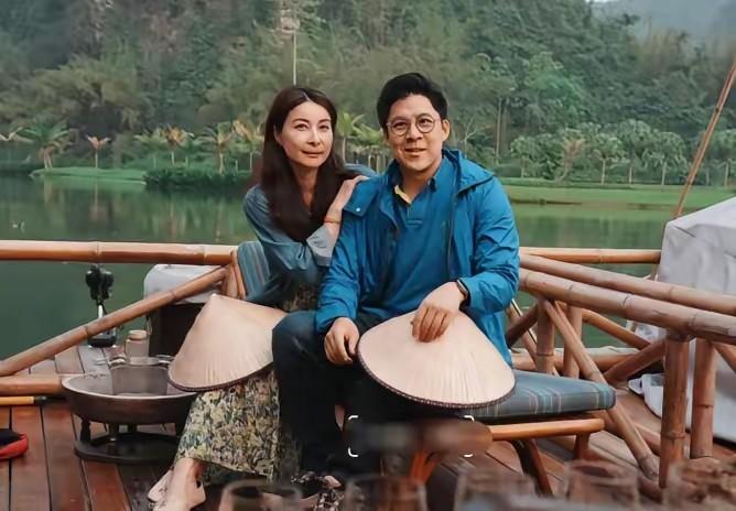 霍启刚“高调发文”分享广西家庭游，竟源于女儿一道复习题。
你以为是豪门度假，其实