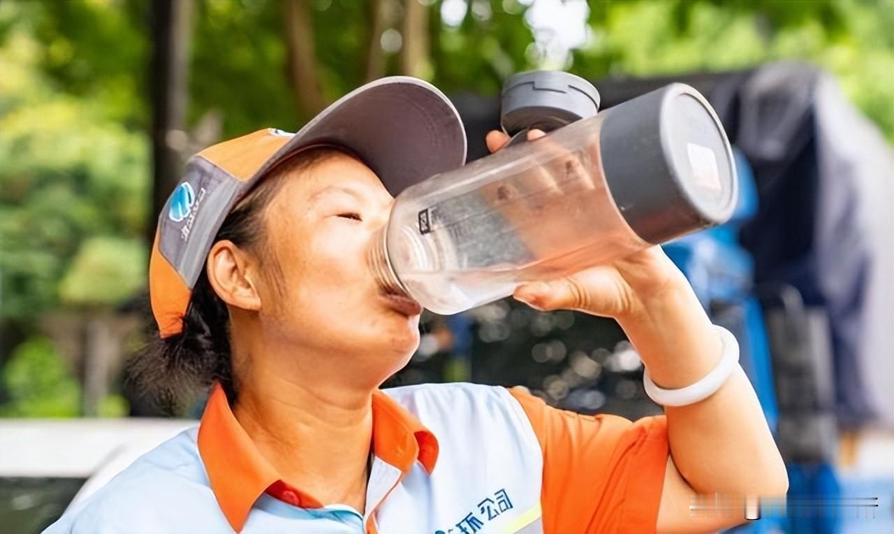 西北刚烤到50度，台风又带着蒸汽锅奔着二十个省来了。
 
7月21号，新疆吐鲁番