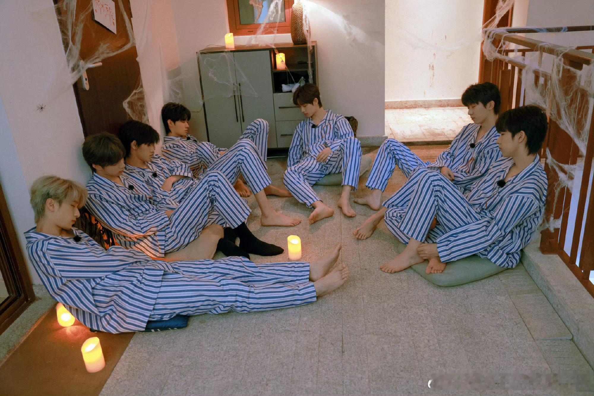 时代少年团优酸乳品牌代言人漫游青春活力🌱，赏味限定酸甜🍋。和 与你干杯🍿！