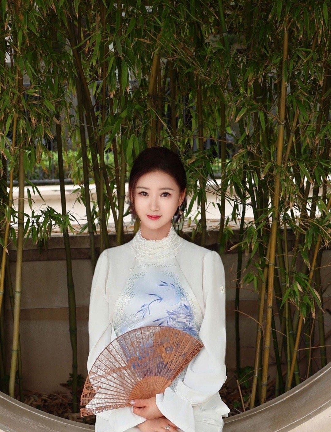 爱上戏腔从邓超予闲人填梦开始听了邓超予的《闲人填梦》，才发现戏腔如此迷人！独特嗓