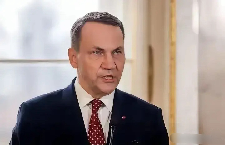 特讯！波兰外长西科尔斯基又发话了！这次他说乌克兰终止俄罗斯天然气过境协议是北约扩