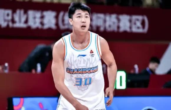 高速男篮球员总结——境遇和焦海龙一样的何思雨
赛季之初引进何思雨，就是看中了他之