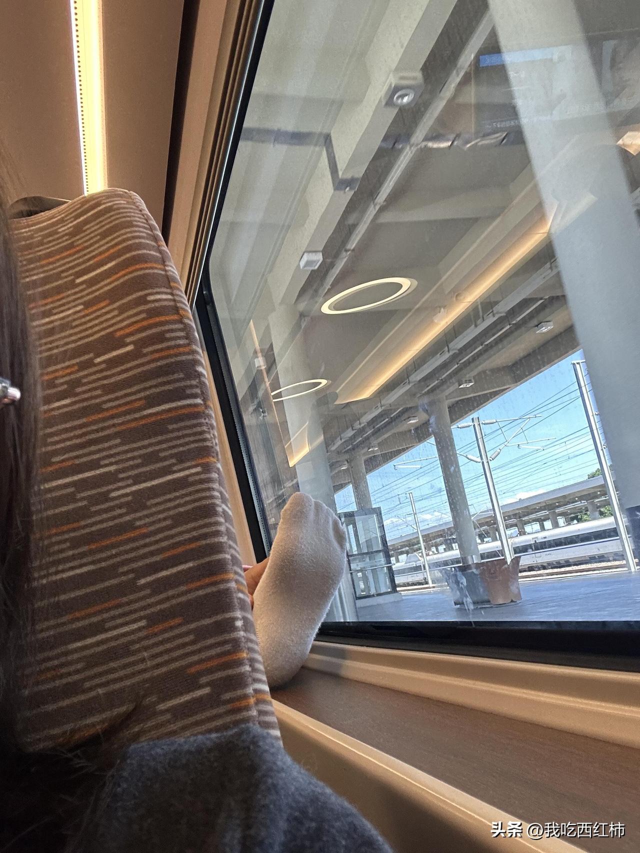 人在无语的时候真的会笑😅
在高铁上碰到一对情侣，女生就坐我后面而且一直动我椅子