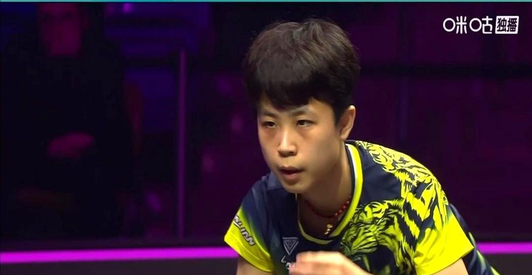 朱芊曦又在关键分上崩了。
早田希娜早摸透她只会直线硬打，等的就是那一拍。
发球就