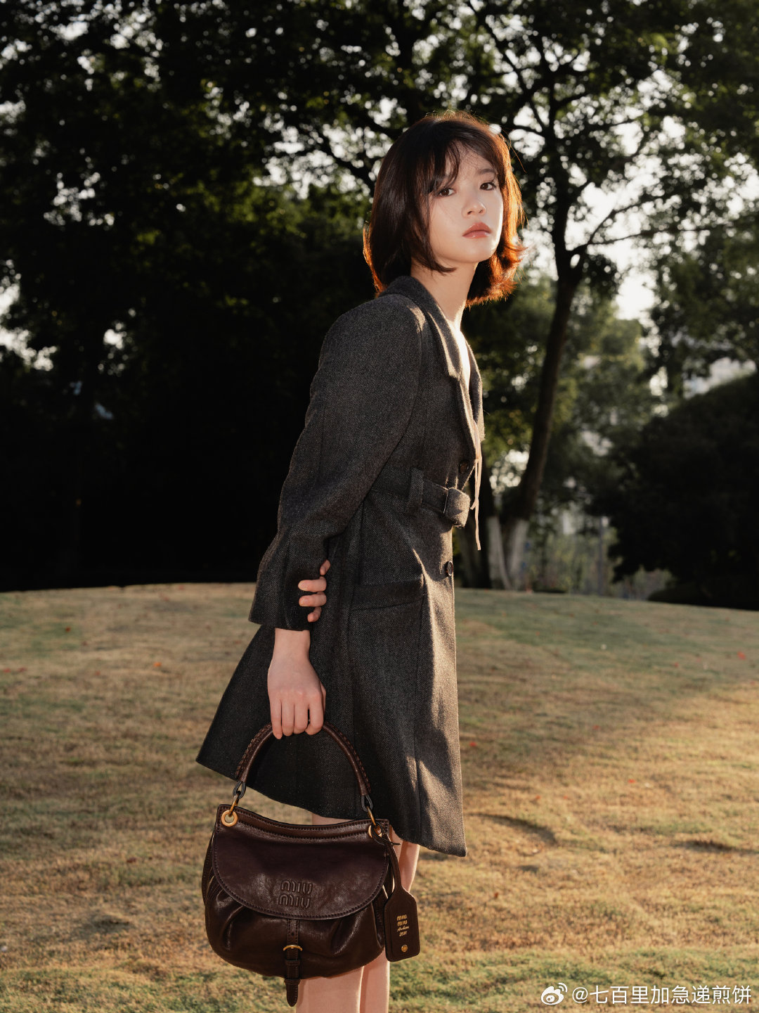 刘浩存、赵今麦、李庚希miumiu秋冬系列硬照，同一款包，看看表现力 ​​​